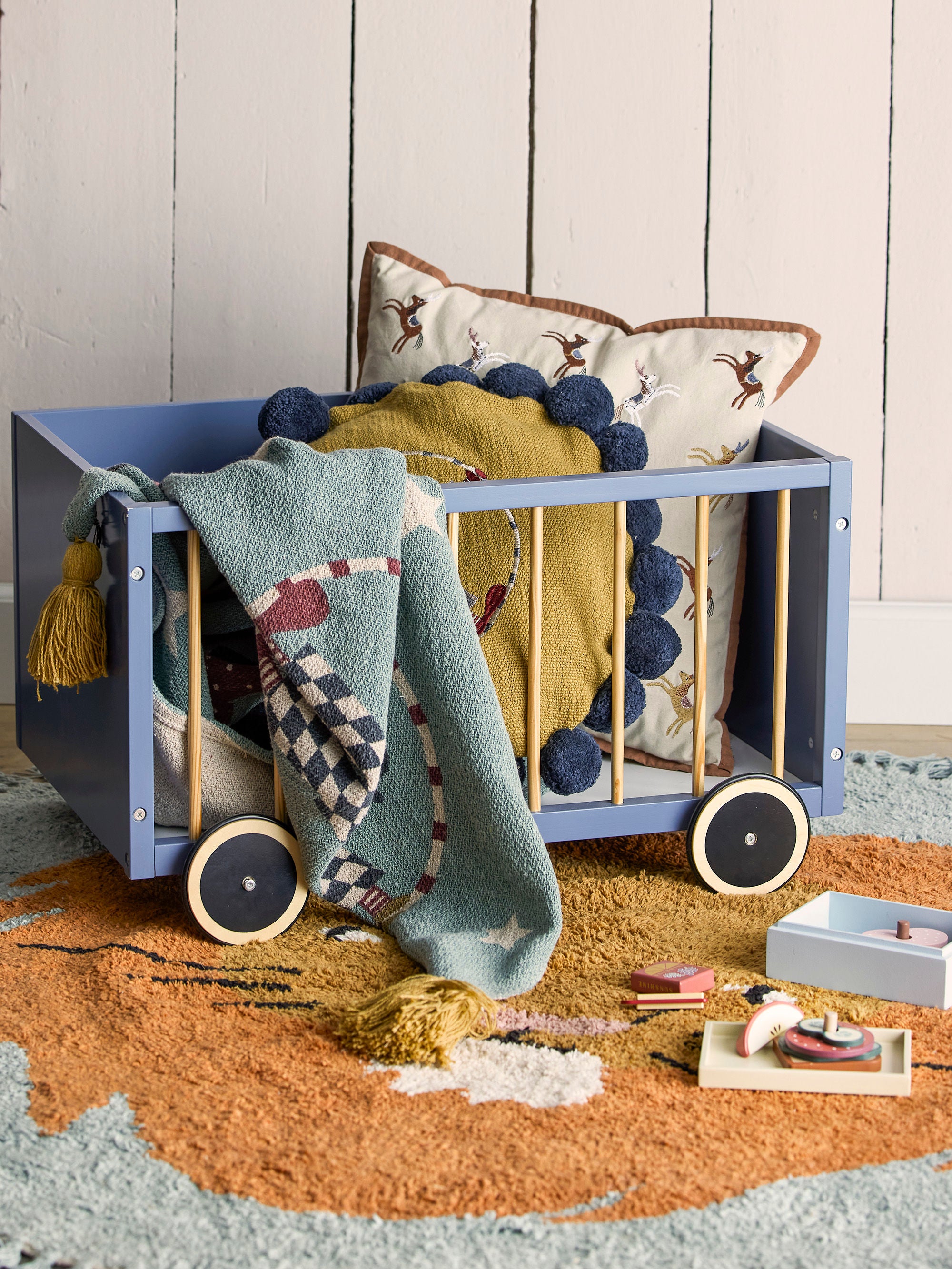 Bloomingville MINI Sebald Boîte de rangement avec roues, Bleu, MDF